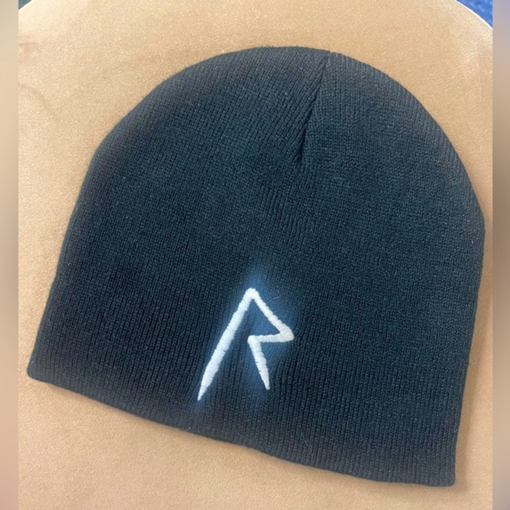 NEW EXCLUSIVE RIHANNA TOUR BEANIE WITH R EMBROIDERY